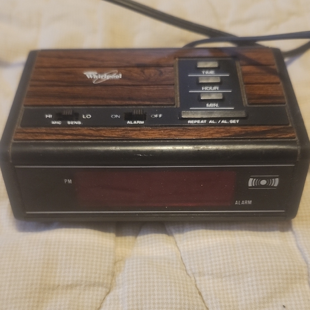 Whirlpool Black and Brown AM/FM Clock Radio